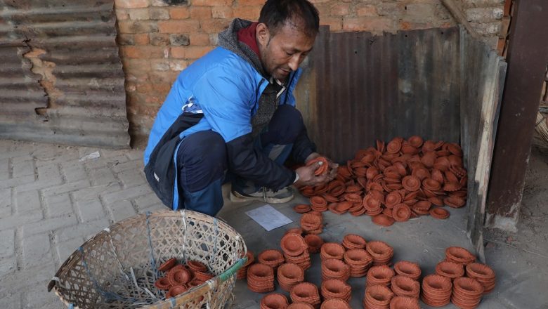 तिहारलाई लक्षित गरी माटोका पालाको ब्यापार