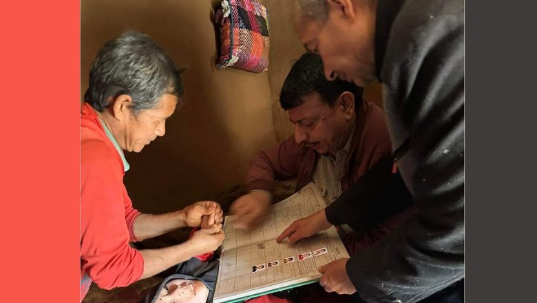 शारीरिक अशक्तलाई घरघरै पुगेर नागरिकता