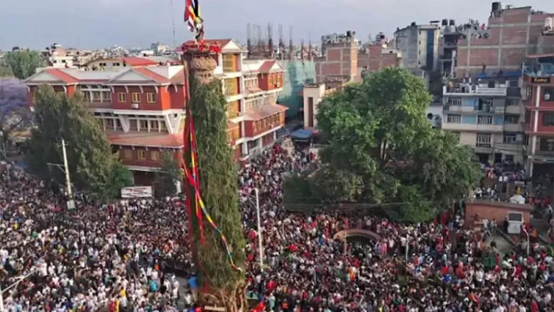 वर्षा र सहकालका देवता रातो मच्छेन्द्रनाथको भोटो देखाइँदै