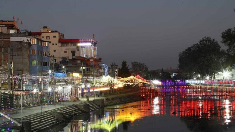 अस्ताउँदो सूर्यलाई अर्घ दिँदै चैती छठ पर्व मनाइँदै