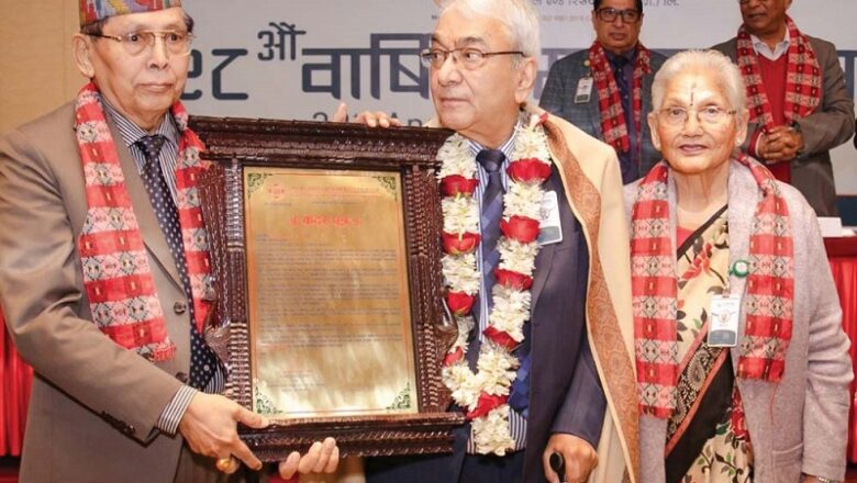 ॐ अस्पतालद्वारा डा. भोला रिजाल सम्मानित