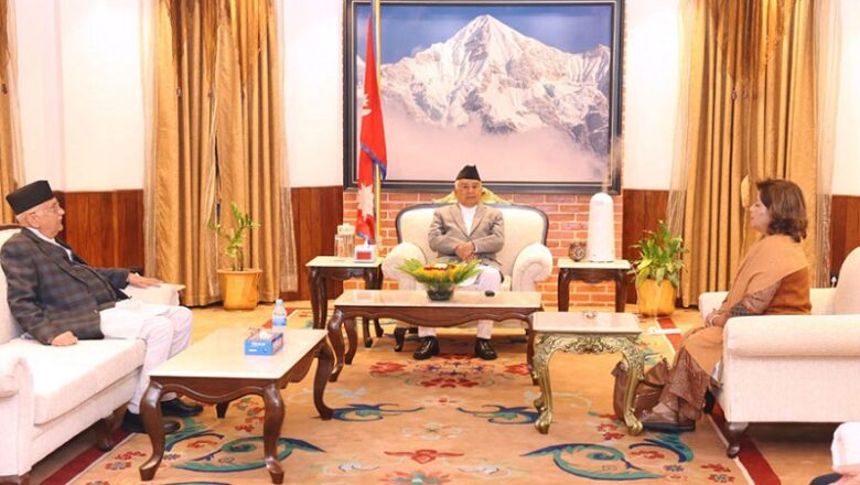 चीन जानुअघि राष्ट्रपतिलाई भेट्न प्रधानमन्त्री ओली शीतल निवासमा