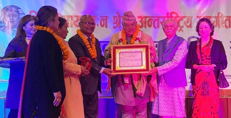 बिजुलीमाया वनः श्रेष्ठ अन्तर्राष्ट्रिय सङ्गीत पुरस्कार गीतकार नीर शाहलाई हस्तान्तरण