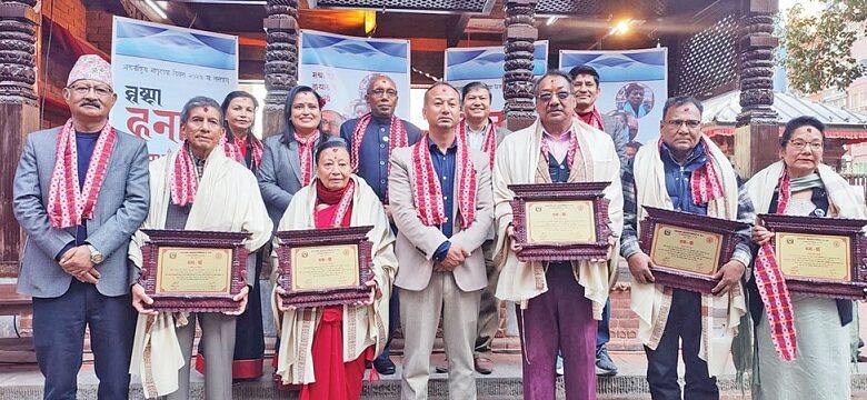 मातृभाषा दिवसमा नेपाल भाषाका पाँच जना साहित्यकारलाई सम्मान