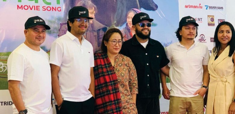चलचित्र ‘उनको स्विटर’ को ‘काफ्ले’ बोलको गीत सार्वजनिक