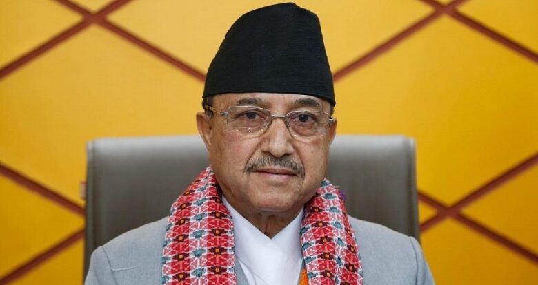 काँग्रेस देउवा पक्षका कार्यवाहक सभापति पूर्णबहादुर खड्काले पत्रकार सम्मेलन गर्दै