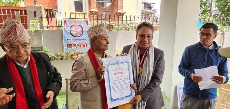साहित्यकार किशोर पहाडी र फूलमान वल सम्मानित
