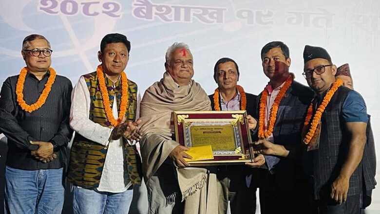 जनप्रिय गायक जीवन शर्मालाई हेटौँडामा नगदसहित सम्मान