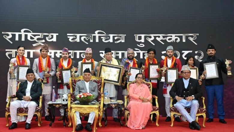 कलाकारहरुलाई राष्ट्रिय एवं विशेष चलचित्र पुरस्कार तथा दीर्घसम्मान प्रदान
