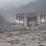 भोटेकोशीमा आएको बाढीले नेपाल–चीनको केरुङ जोड्ने जोड्ने मितेरी पुल बगायो
