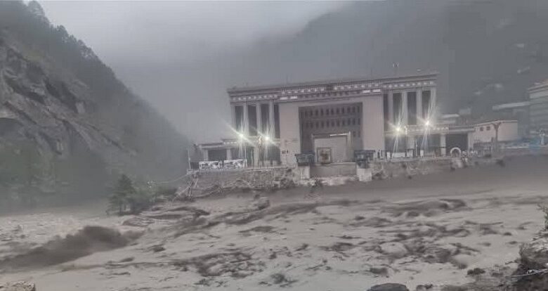 भोटेकोशीमा आएको बाढीले नेपाल–चीनको केरुङ जोड्ने जोड्ने मितेरी पुल बगायो
