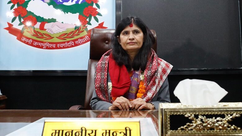 नवनियुक्त सामान्य प्रशासनमन्त्री भगवती न्यौपानेले गरिन् पदबहाली