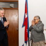 अमेरिकी राजदूत डिन आर थम्प्सन र प्रधानमन्त्री सुशीला कार्कीबीच शिष्टाचार भेट