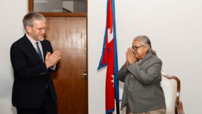 अमेरिकी राजदूत डिन आर थम्प्सन र प्रधानमन्त्री सुशीला कार्कीबीच शिष्टाचार भेट