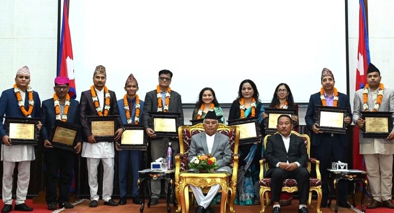 राष्ट्रिय कविता महोत्सव, २०८२ का विजयी कविहरूलाई पुरस्कार वितरण