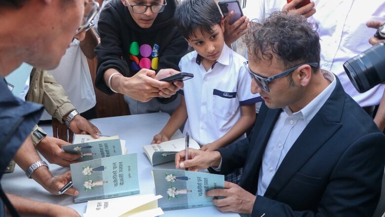 साहित्यकार सुविन भट्टराईको ‘चमेलीको फूल बैजनी रूमाल’ लोकार्पण