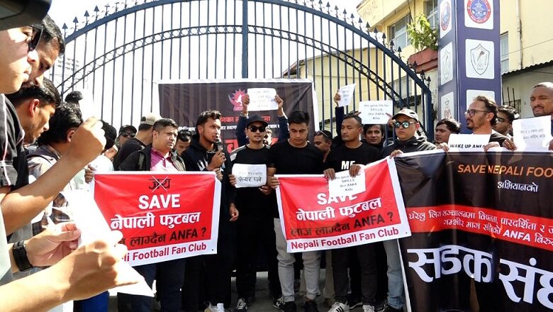 ‘ए’ डिभिजन लिगको माग गर्दै फुटबल खेलाडीद्वारा एन्फामा धर्ना