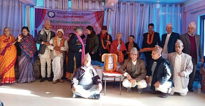 रमेश खकुरेललाई दैवज्ञ विशिष्ट स्रष्टा सम्मान