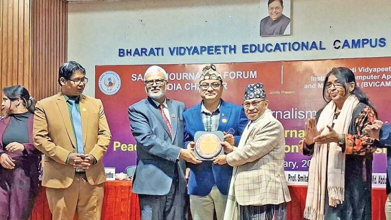 नृपेन्द्रलाल श्रेष्ठलाई युगल किशोर शुक्ला अन्तर्राष्ट्रिय पत्रकारिता पुरस्कार प्रदान