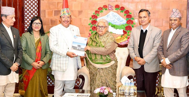 प्रधानमन्त्री कार्कीसमक्ष निर्वाचनको मत परिणामसहितको प्रतिवेदन पेश