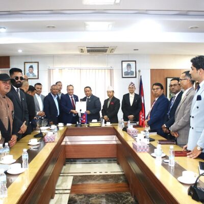 एनआरएनएद्वारा परराष्ट्रमन्त्री शिशिर खनाललाई बधाईसहित बुझाइयो माग पत्र