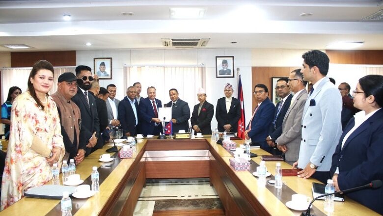 एनआरएनएद्वारा परराष्ट्रमन्त्री शिशिर खनाललाई बधाईसहित बुझाइयो माग पत्र
