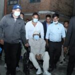 एमाले अध्यक्ष ओली उपचारपछि अस्पतालबाट घर फर्के