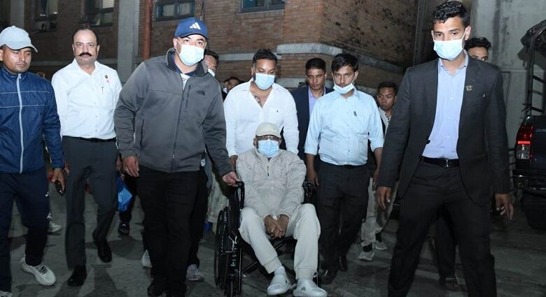 एमाले अध्यक्ष ओली उपचारपछि अस्पतालबाट घर फर्के