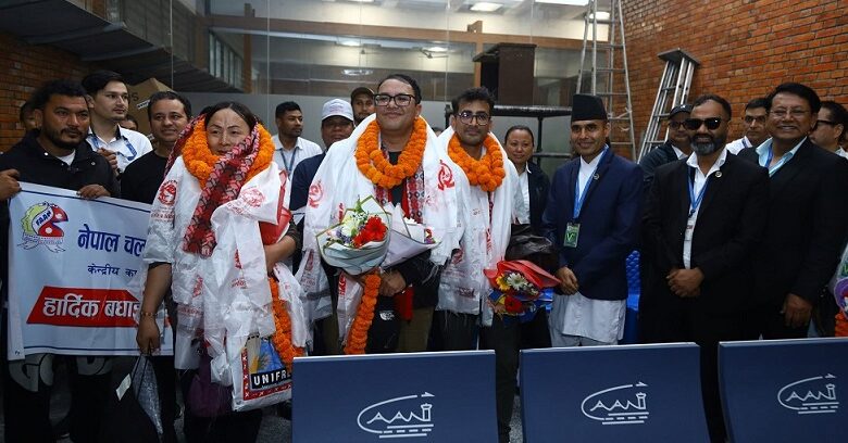 कान्स फिल्म फेस्टिभलमा ‘जुरी प्राइज’ प्राप्त गर्ने ‘एलिफेन्ट इन द फग’ को टोलीलाई भव्य स्वागत