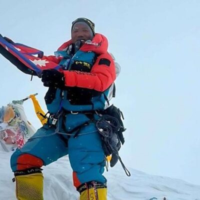 विश्वविख्यात हिमाल आरोही कामिरिता शेर्पाद्वारा ३२औँ पटक सगरमाथा आरोहण