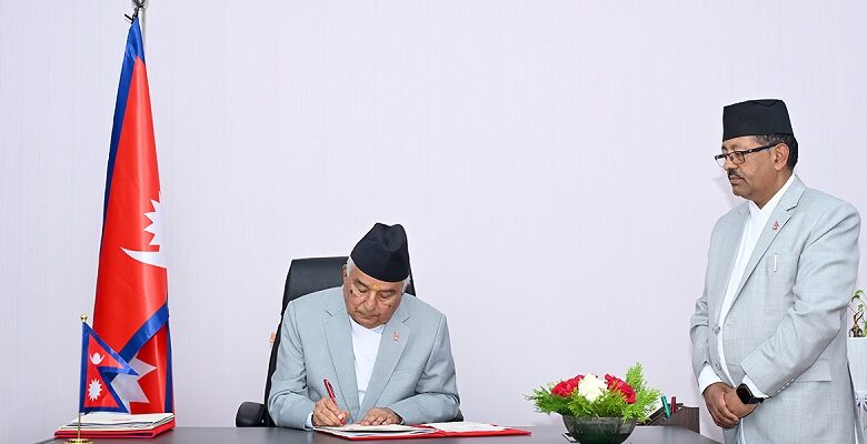 राष्ट्रपति रामचन्द्र पौडेलबाट सार्वजनिक खरिद र सहकारी सम्बन्धी अध्यादेश जारी, अझै ४ वटा होल्ड