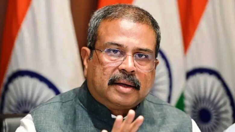 प्रश्नपत्र चुहावट सम्बन्धी विवादपछि भारतका केन्द्रीय शिक्षामन्त्री धर्मेन्द्र प्रधानद्वारा राजीनामा