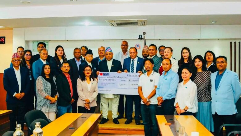 एनआरएनएद्वारा पहिलो चरणमा प्रधानमन्त्री दैवी प्रकोप उद्धार कोषमा रु. १ करोड हस्तान्तरण