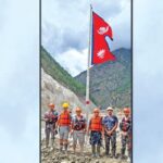 बाढीले बगाएको नेपाल-चीन सीमानाकामा राखियो नेपालको राष्ट्रिय झन्डा